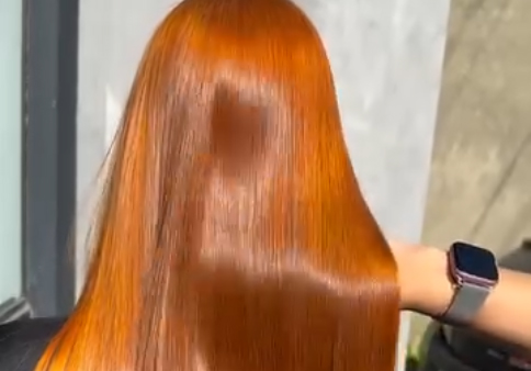 Cabeleireira usando produtos LOF